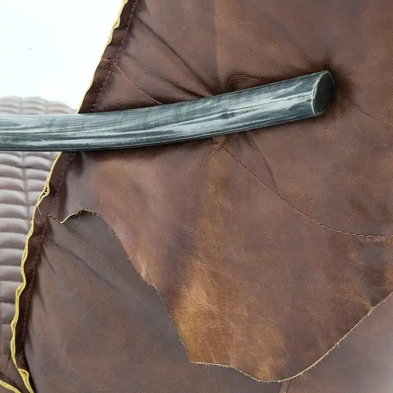 Fauteuil d'appoint en cuir capitonné marron, une place, piétement en fonte