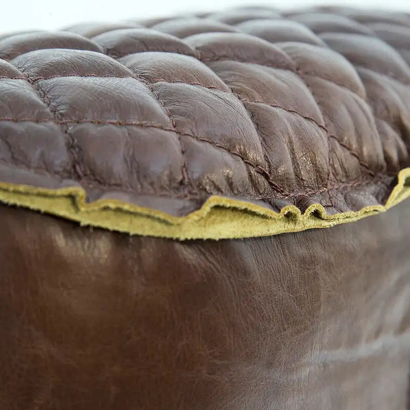 Fauteuil d'appoint en cuir capitonné marron, une place, piétement en fonte